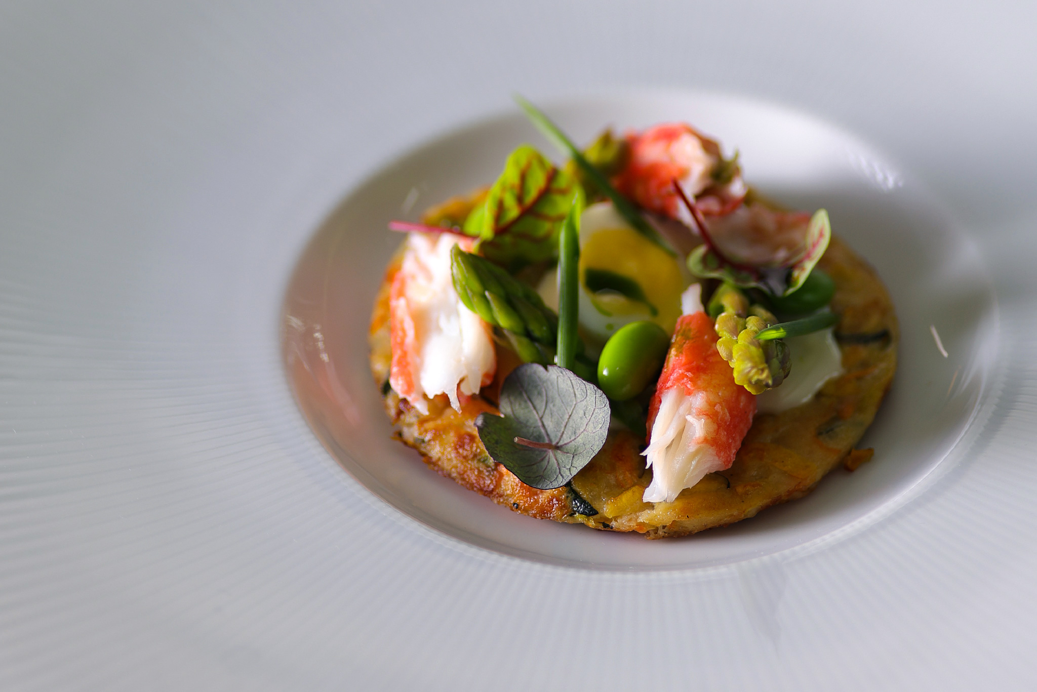 Rösti ar stracciatella sieru, Kamčatkas krabi, paipalu olu un zaļajiem dārzeņiem